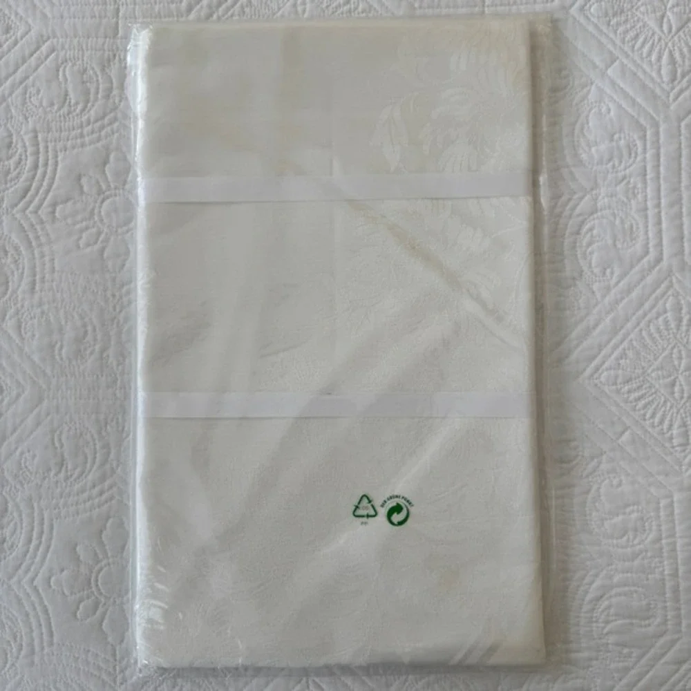 Chrysanthemum Damask Woven White Round‎ Tablecloth 68 Inch Cotton Rayon NWT